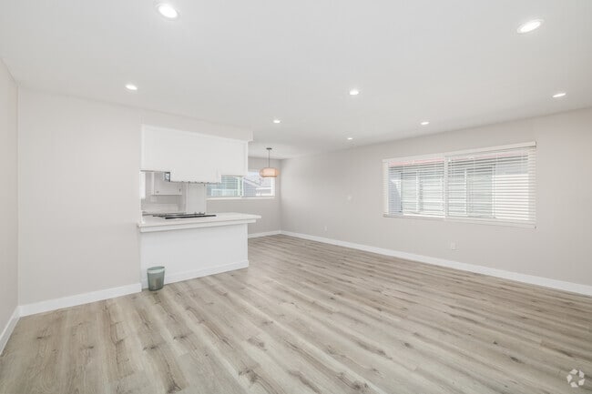 1 habitación, 1 baño - 760 pies cuadrados - Sala de estar - 1308 Agate St