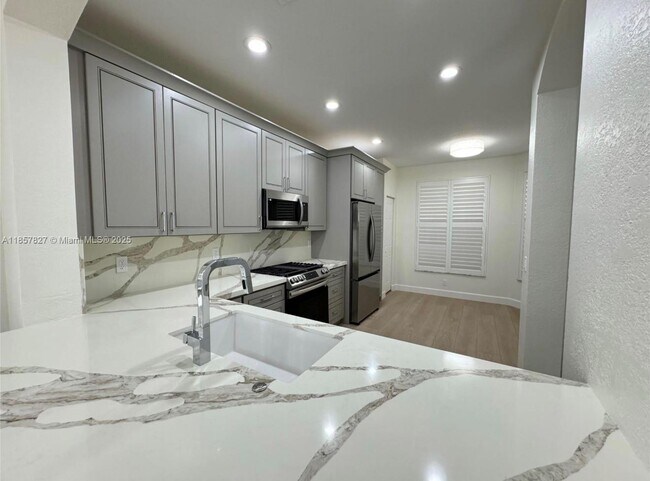 Building Photo - 642 Castle Dr