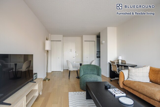 Building Photo - 255 W 94th St