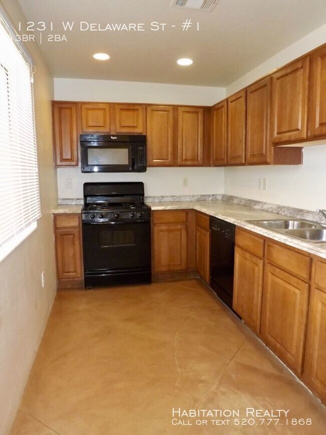 Building Photo - Barrio Hollywood 3BD/2BA with Central AC