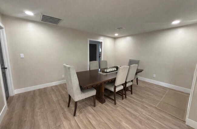 Foto del edificio - 1237 E Riviera Dr