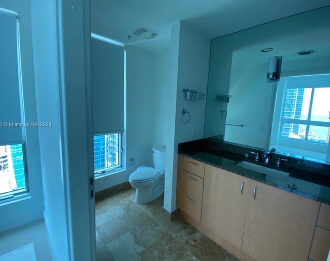 Building Photo - 2 bedroom + 2 bath corner unit || MET1