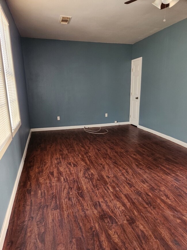 Foto del edificio - 4664 Clayton Dr