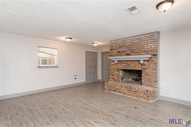 Building Photo - 4 Bedroom House in Denham with 2 bonus rooms