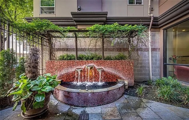 Building Photo - 323 Queen Anne Ave N