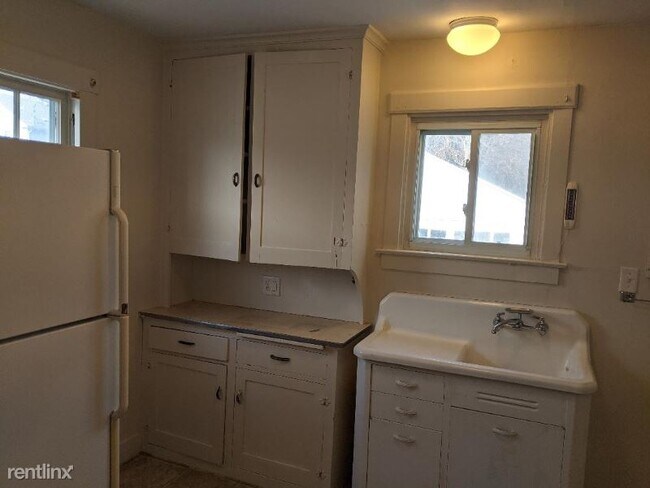 Building Photo - 3 br, 1 bath House - 2408 Davenport Ave