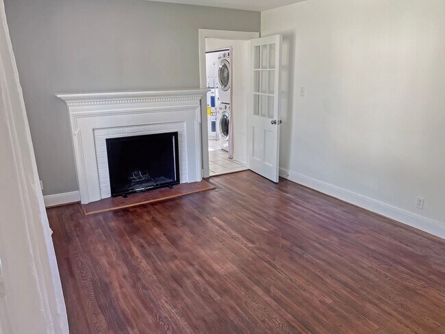 Building Photo - 4 Bed/2 Bath Updated Contemporary Home in Lakeside!!!!