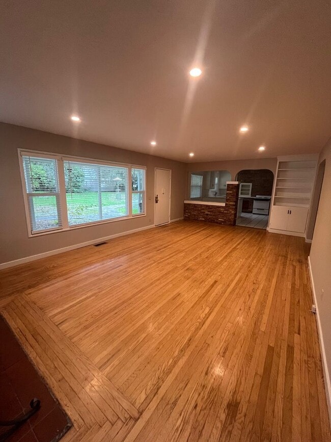 Building Photo - Updated 2 Bedroom 1 Bathroom Duplex in San...