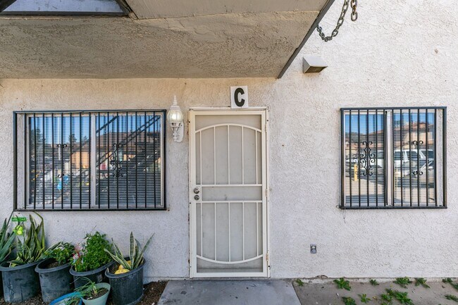Foto del edificio - Charming 2-Bedroom Unit in a Well-Maintained 4-Plex!
