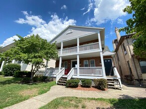 Building Photo - 1726 Summit St