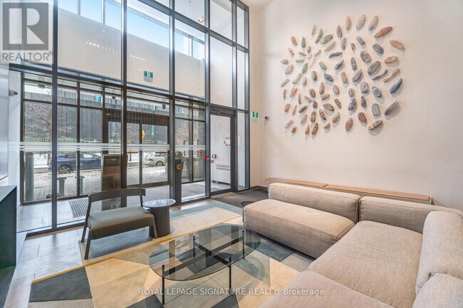 Building Photo - 225 Sumach St