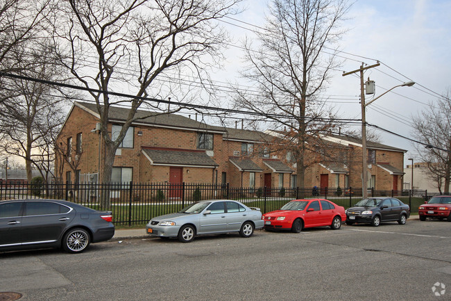 Primary Photo - Adams Court Apartments