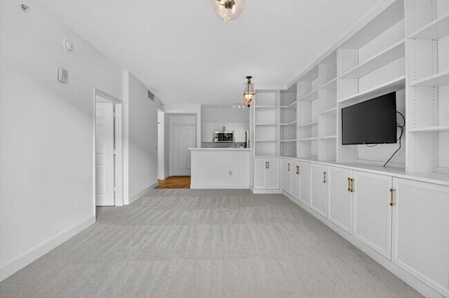 Building Photo - 630 S Sapodilla Ave