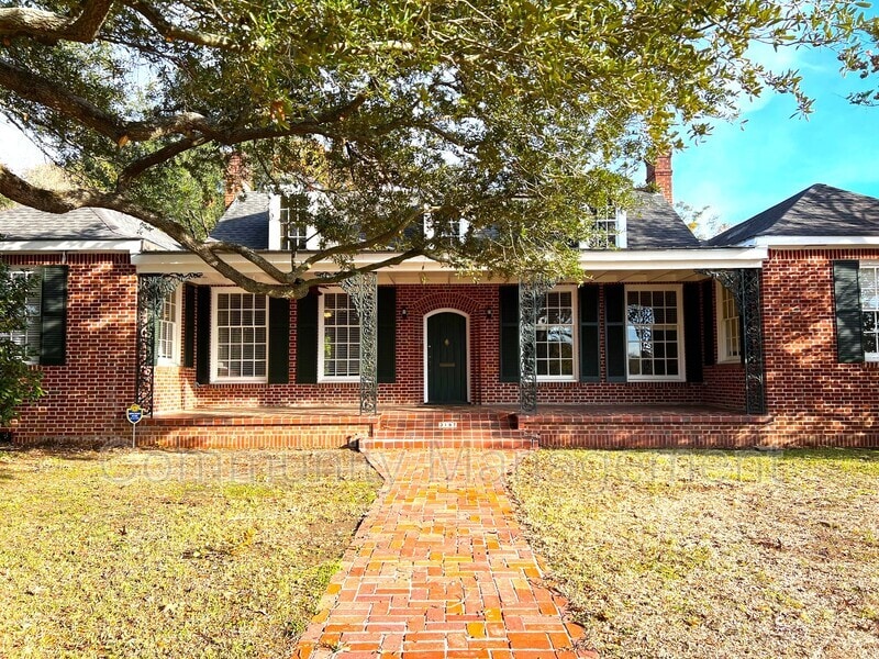 Primary Photo - 3167 E Lakeshore Dr