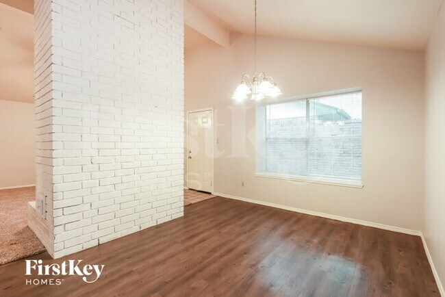 Foto del edificio - 3048 Walnut Springs Dr