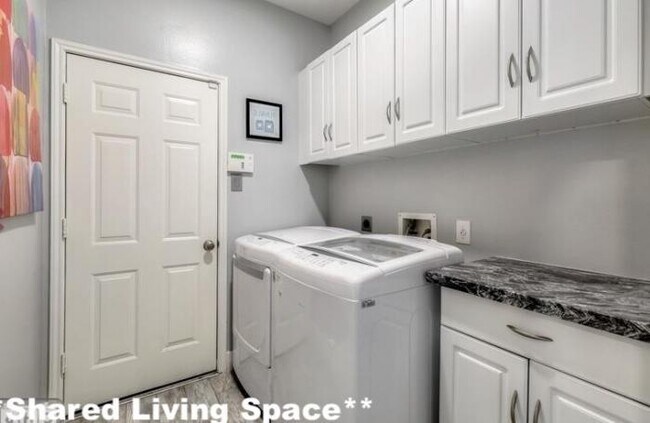 Foto del edificio - bedroom in San Fernando CA 91340