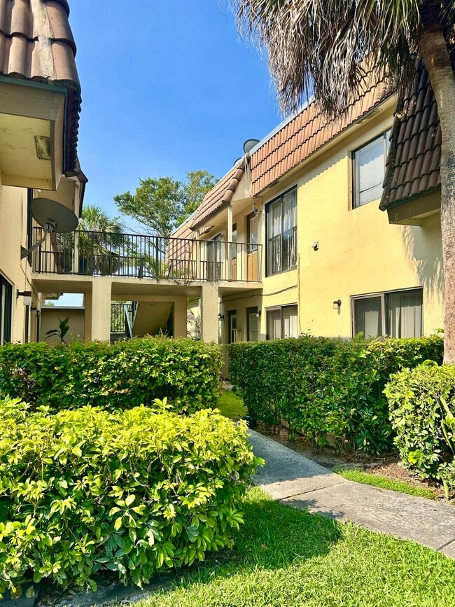 Building Photo - 11606 Royal Palm Blvd