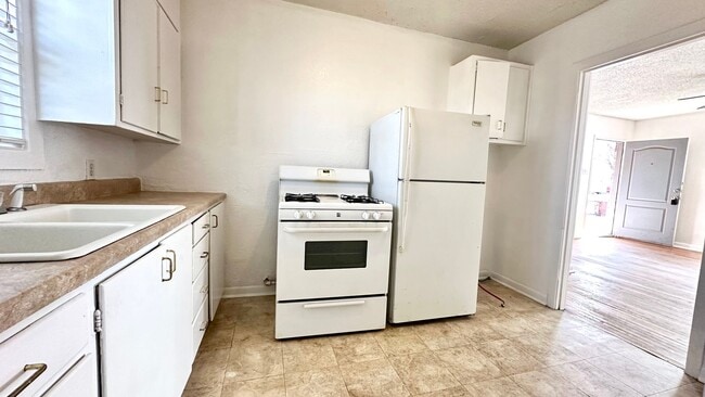 Building Photo - Super Cute 2/1 Just Minutes From Tech and Hospitals!