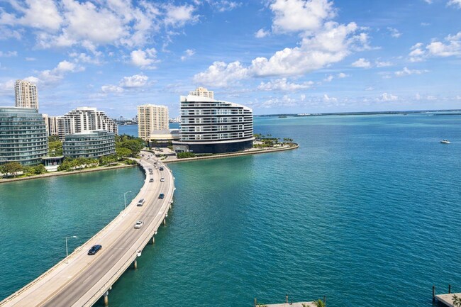 Foto del edificio - 905 Brickell Bay Dr