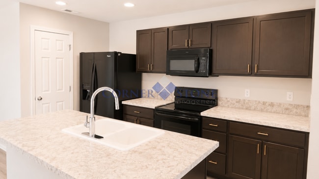 Building Photo - Great home in central location!