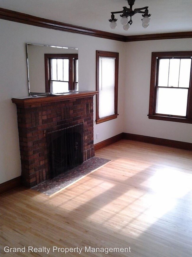 Building Photo - 739-741 N Albert St