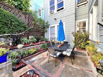 Building Photo - Beautiful 2 Bedroom 1 Bathroom with backya...