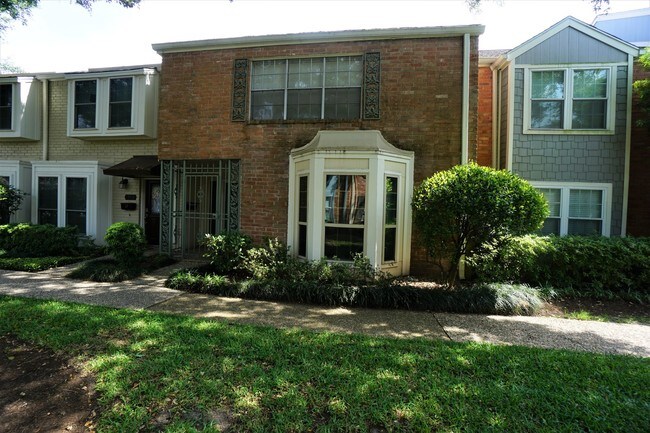 Foto del edificio - Charming Updated Two-Story Home in Gated C...