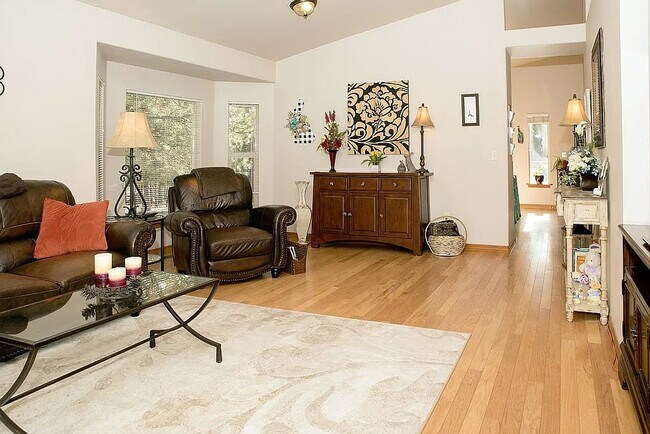 Building Photo - 2137 Valley View Dr