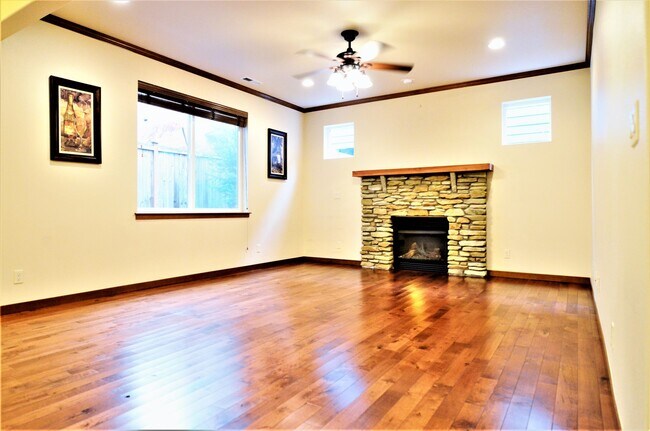 Foto del edificio - Spacious home with lots of natural light. ...