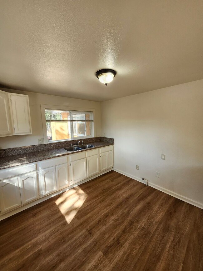 Foto del edificio - 1977 N F St