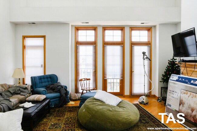 Foto del edificio - 2743 N Southport Ave
