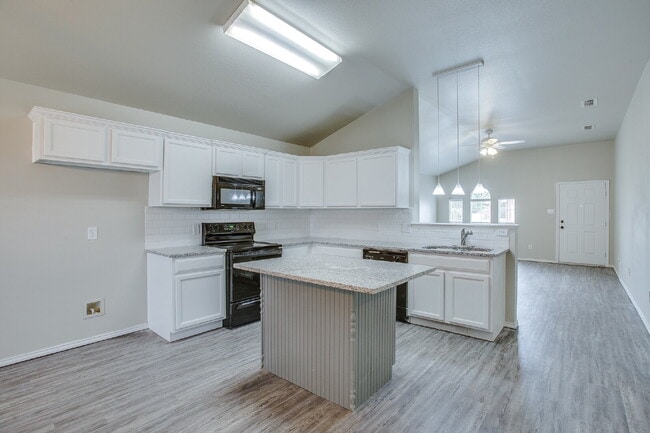 Building Photo - Large 3/2/2 in South Lubbock!