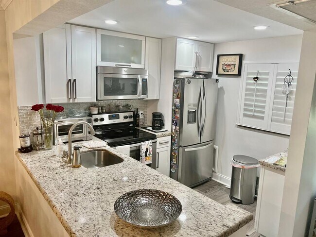 Building Photo - 9410 Poinciana Pl