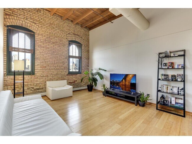 Building Photo - 400 N 1st St