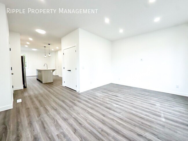Photo du bâtiment - Modern 3 Beds, 2.5 Baths Upper/ Main Level...