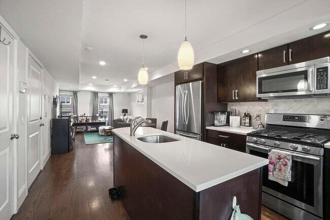 Building Photo - 208-210-210 W Seventh St