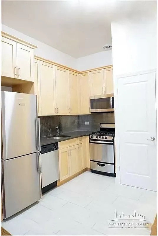 Kitchen - 116 E 57th St