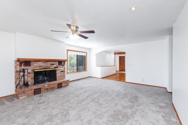 Foto del edificio - 4 Bedroom, 3 Bathroom Home Near Thumb Butte!