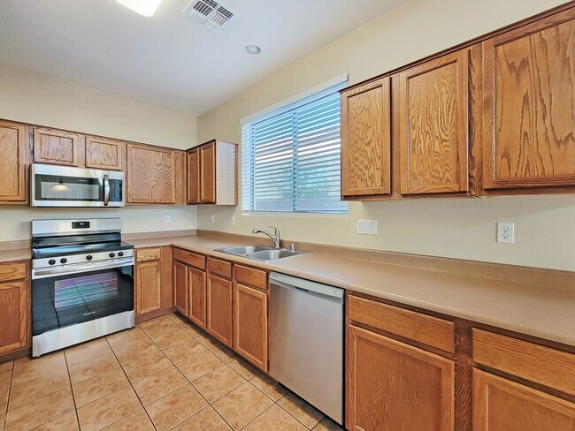 Building Photo - New interior! Lots of sq ft!