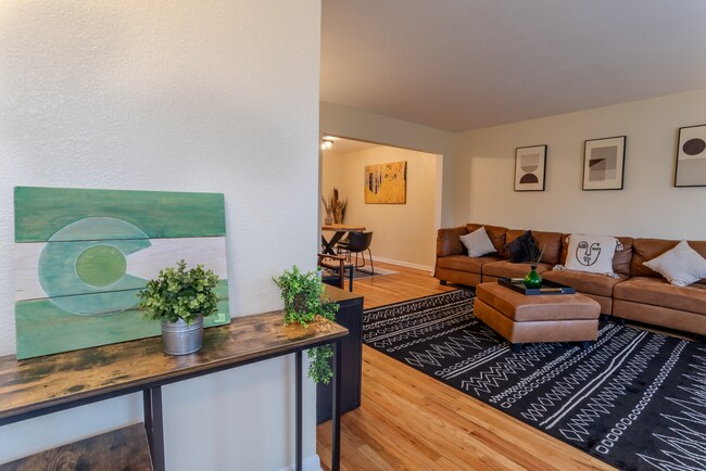 Foto del edificio - Spacious Updated Unit of Quadplex Availabl...