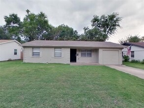 Building Photo - 3221 Edgebrook Dr