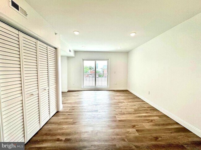 Foto del edificio - 4077 Lancaster Ave