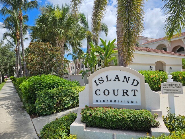 Foto del edificio - Seasonal Short-Term 2 Bedroom, 2.5 Bath Multi-Level Condo with Balcony and Patio located on Venic...