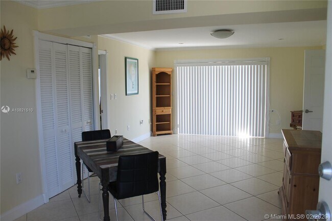 Foto del edificio - 3948 NE 169th St