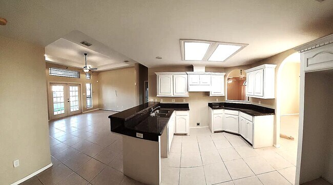 Foto del edificio - 2200 N 48th St