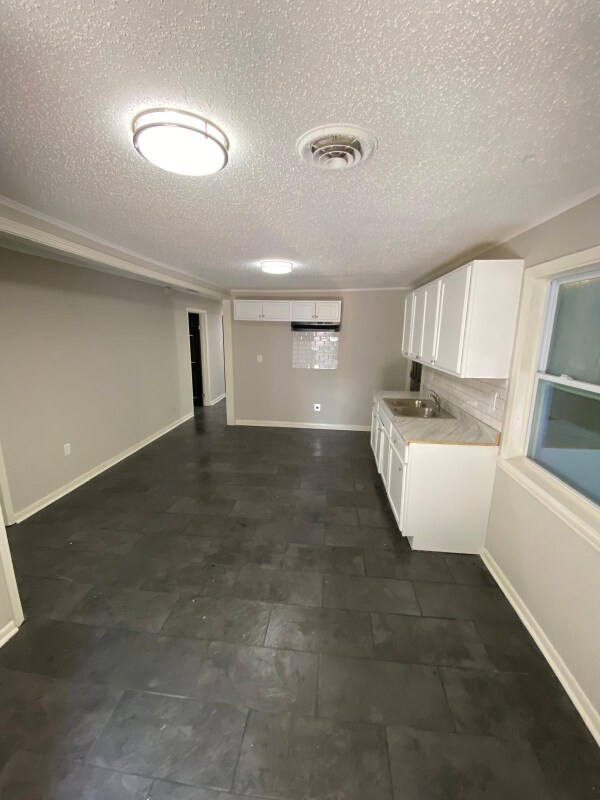 Foto del edificio - 823 Haynes St