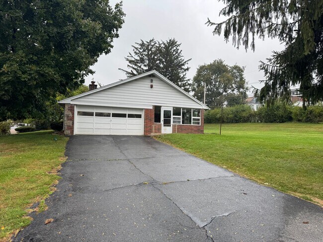 Building Photo - Stunning 3-bedroom, 3-bathroom single family home