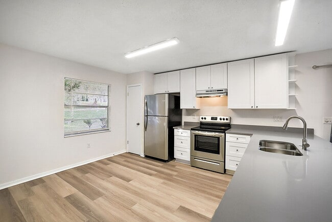 Building Photo - 202 Fernwood St
