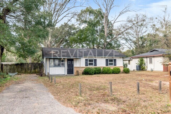 Foto del edificio - 3 Bed/1 Bath Home with Large Yard and Fence!