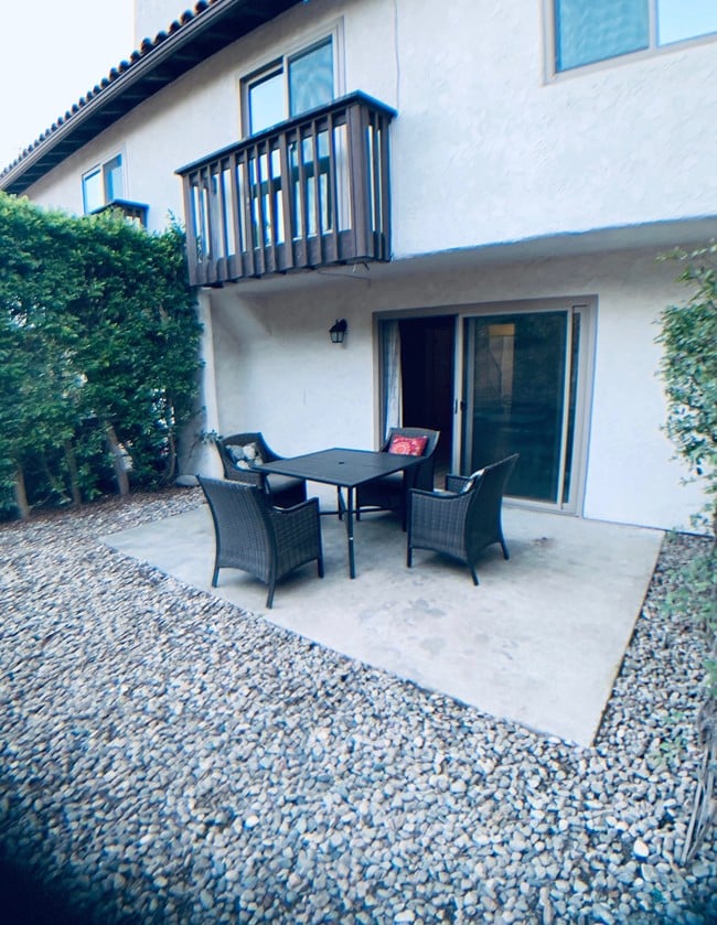 Patio towards house - 924 Philinda Ave